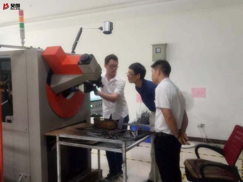 佛山客戶來貝朗看不銹鋼成型機，現場打樣談合作